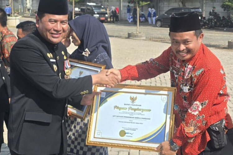 Penghargaan Adiwiyata Mandiri yang diserahkan oleh Pj Bupati Pasuruan Nurcholis, kepada Kepsek SMPN 2 Pandaan Didik Lestariyono. (Dok.SPENDA)