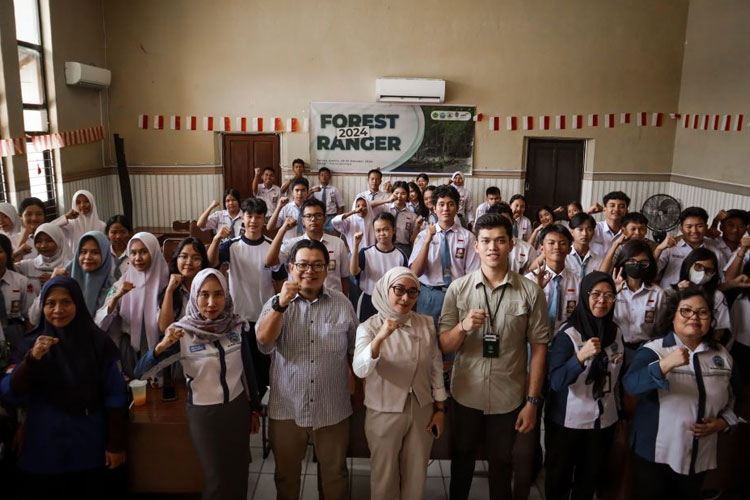 Para siswa SMAN 1 Palangkaraya beserta perwakilan PT MBSS Daidan, DLH Provinsi Kalimantan Tengah, dan Universitas Palangkaraya saat berfoto bersama. (FOTO: Farid/TIMES Indonesia).