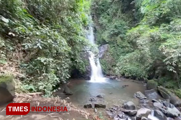 Menelisik Cerita di Balik Air Terjun Sekar Langit