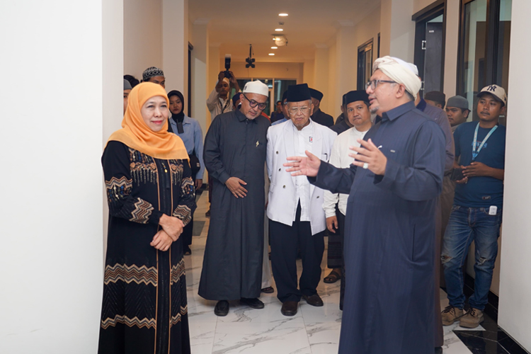 Calon Gubernur Jawa Timur Nomor Urut 2 Khofifah Indar Parawansa bersilaturahmi ke Pondok Pesantren Darullughah Wadda'wah (Dalwa) di Bangil Pasuruan. (foto: dok KIP)