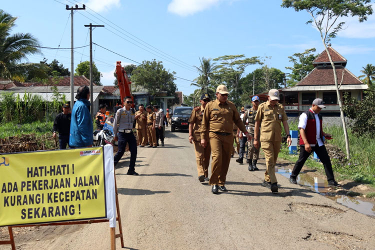 Tinjau Pekerjaan Jalan Gondanglegi-Balekambang, Plt Bupati Malang: Pastikan Klir