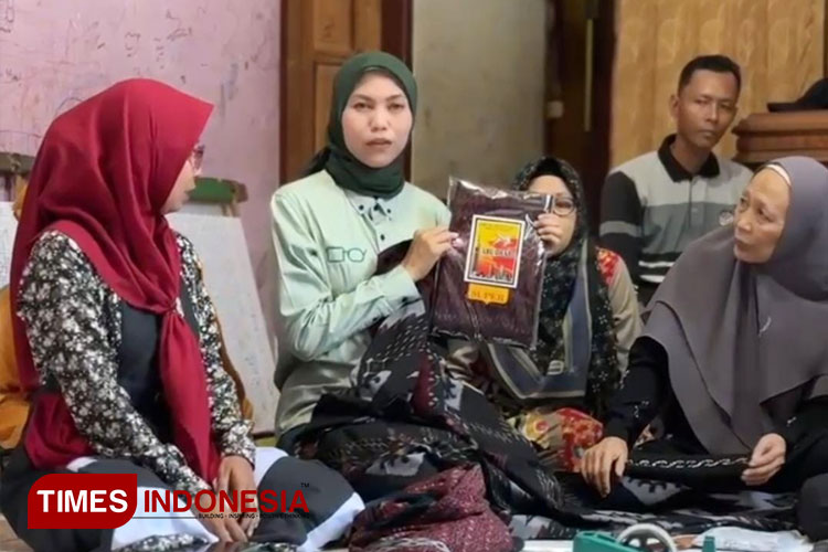 Zuni Fitria Abdul Ghofur, istri Calon Bupati Lamongan nomor urut 1 saat mengunjungi produsen Sarung Tenun Goyor di Desa Parengan Kecamatan Maduran, Kabupaten Lamongan. (FOTO: Moch. Nuril Huda/TIMES Indonesia)