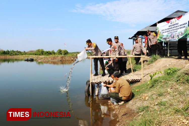 menebar-benih-ikan.jpg