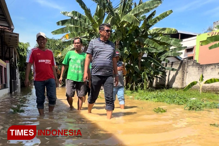 Tinjau Lokasi Banjir, Basri Rase dan Tim Beri Bantuan