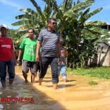 Tinjau Lokasi Banjir, Basri Rase dan Tim Beri Bantuan