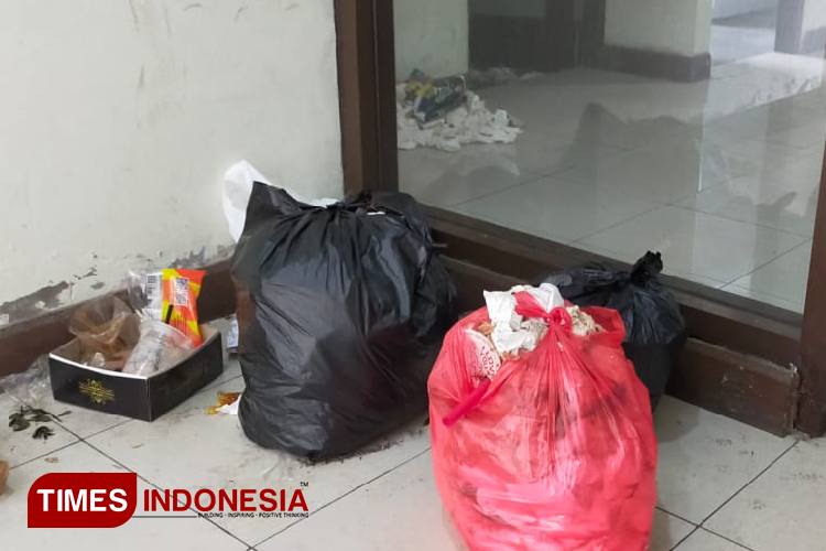 Buruknya Kesadaran Kebersihan, Kantor Pemkab Bandung Barat Jadi Tempat Pembuangan Sampah