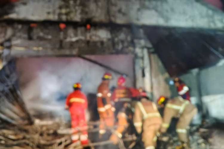 Dini Hari, Empat Toko dan Lapak PKL di Pasar Dampit Terbakar