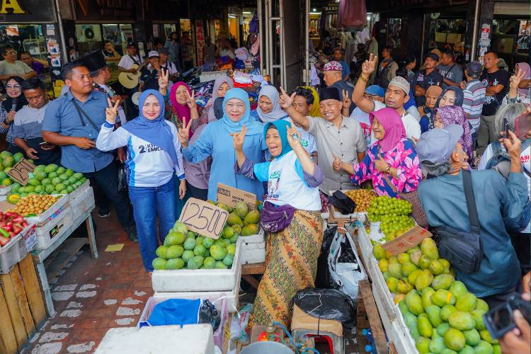 Khofifah Disambut Histeris Pedagang Pasar Besar Malang