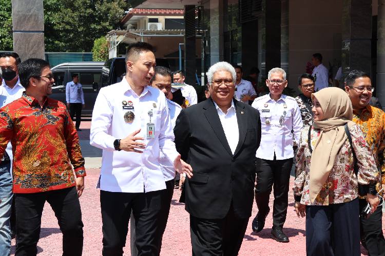 Kepala Kantor Imigrasi kelas 1 TPI Surabaya, Ramdhani saat menerima kunjungan dari anggota Komisi XIII DPR RI.