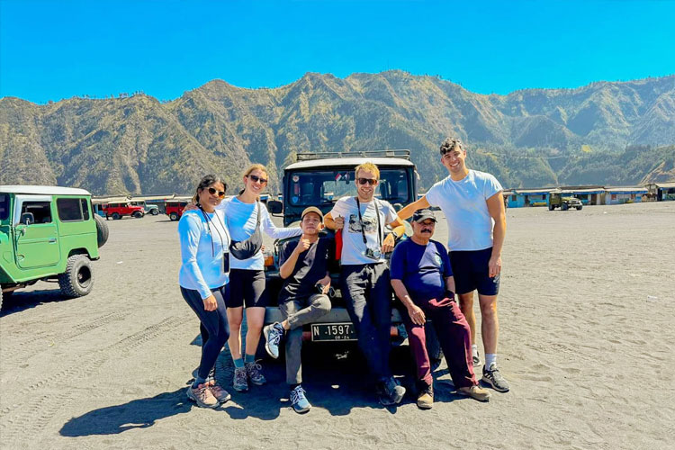 Santuso, the third guy from the left during taking his guests to Bromo. (Photo: Santuso) 