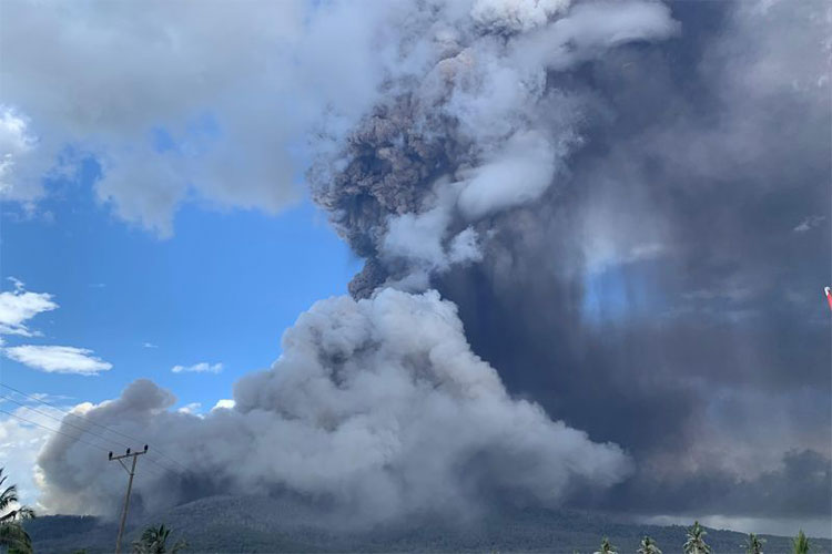 UPDATE: Erupsi Gunung Lewotobi Laki-laki Berlanjut, Muntahkan Abu Panas Sampai 5 KM