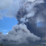 UPDATE: Erupsi Gunung Lewotobi Laki-laki Berlanjut, Muntahkan Abu Panas Sampai 5 KM