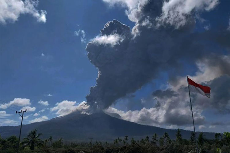 Gunung Lewotobi Laki-laki kembali Erupsi, Lontarkan Abu Vulkanik Setinggi 2.500 Meter