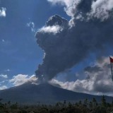 Gunung Lewotobi Laki-laki kembali Erupsi, Lontarkan Abu Vulkanik Setinggi 2.500 Meter