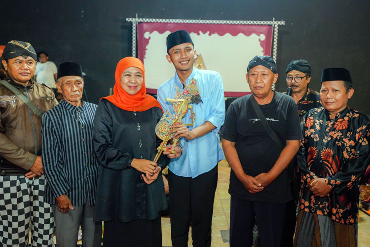 Wayangan Bareng Ki Akbar dan Warga Nganjuk, Khofifah Ajak Generasi Muda Lestarikan Wayang