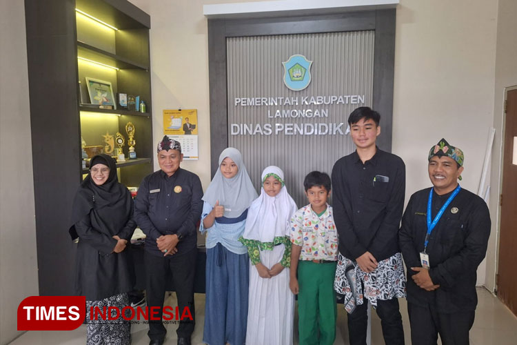 Kepala Dinas Pendidikan Lamongan Munif Syarif bersama empat siswa didampingi Sekdin Chusnu Yuli Setyo dan Kabid Pendidikan SD Imamaturokiin. (FOTO: Disdik Lamongan for TIMES Indonesia)