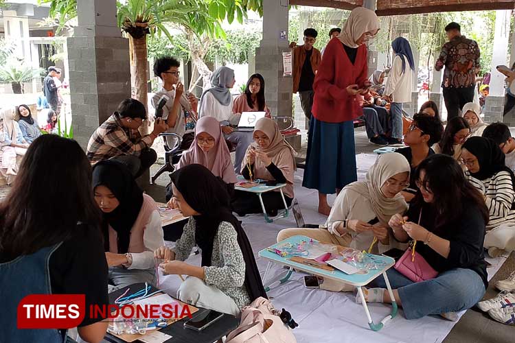 Bag Charm Class Ramaikan Pre Event Commart ke-2 Himpunan Ilmu Komunikasi UB