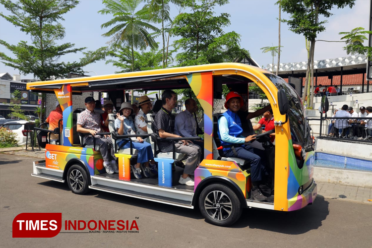Mobil Listrik Gratis KBPayuk EV Shuttle melintasi Bumi Hejo di Kota Baru Parahyangan. (FOTO: KBP for Times Indonesia)