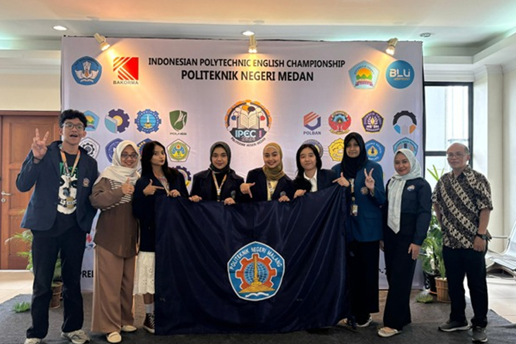 Para mahasiswa Polinema yang membawa pulang medali di ajang Indonesian Polytechnic English Championship didampingi oleh tiga dosen pembimbing (FOTO: Claresta Ramadhani/TIMES Indonesia)