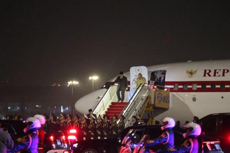 Presiden Prabowo Subianto Tiba di Beijing untuk Kunjungan Kenegaraan Perdana  