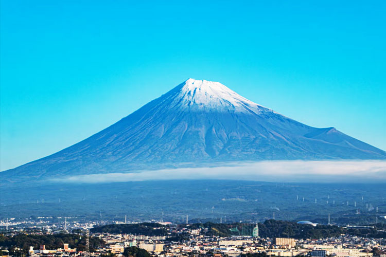 Salju Kembali Menyelimuti Gunung Fuji