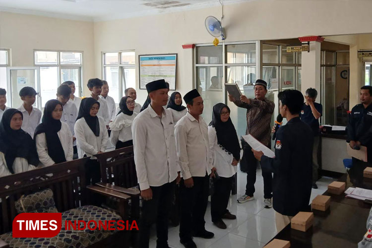 Siap Sukseskan Pilkada Majalengka, Ribuan Anggota KPPS Resmi Dilantik