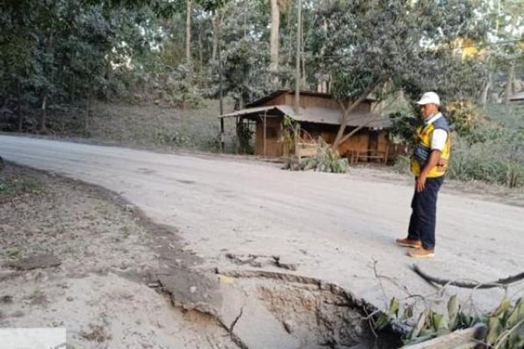 Erupsi Gunung Lewotobi Laki-Laki, Kementerian PU Kerahkan Alat Berat Buka Akses Maumere - Larantuka