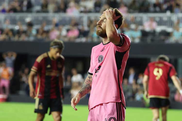 Reaksi Lionel Messi saat laga antara Inter Miami dan Atlanta United berakhir. Pertandingan playoff MLS Cup ini dimenangkan Atlanta 3-2. (Peter Joneleit/Icon Sportswire via Getty Images)