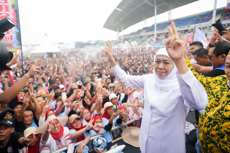 Cagub Jatim Khofifah Indar Parawansa menyapa puluhan ribu pendukung dalam kampanye akbar di Jember Sport Garden pada Minggu (10/11/2024). (Foto: Dok.Tim KIP)