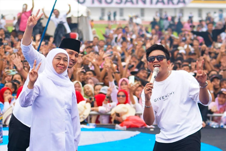 Khofifah-Indar-Parawansa-dan-Emil-Elestianto-Dardak-2.jpg