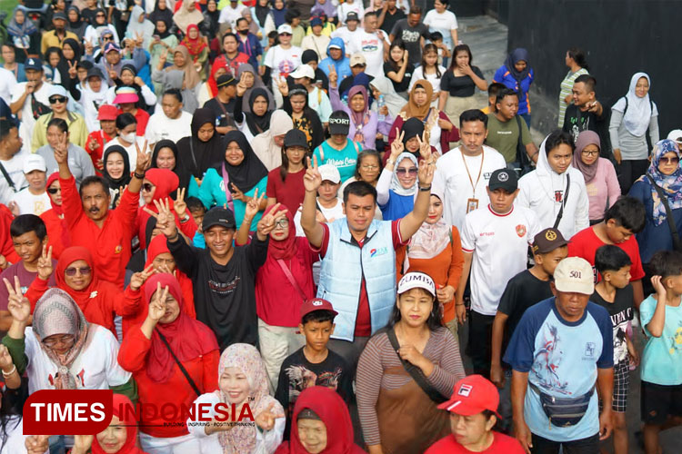 Ribuan warga Kota Blitar memadati Lapangan Turi-Sukorejo pada Minggu (10/11/2024) untuk mengikuti Jalan Sehat SAE. (FOTO: Zaenal Arifin/TIMES Indonesia)