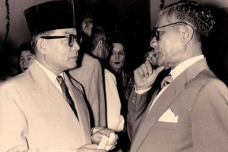 Margono Djojohadikusumo (kanan) berbincang dengan Mohammad Hatta. (Arsip RI)