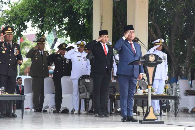 Isa Anshori Serahkan Satyalencana Karya Satya dari Presiden RI ke PNS Sidoarjo