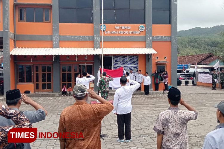 Ratusan eks napiter menggelar upacara hari pahlawan di depan Pos Sar Parangtritis. (Foto: Edis/TIMES Indonesia)