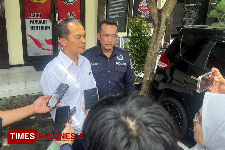 Kasatresnarkoba Polres Malang, AKP Yussi Purwanto, saat ungkap kasus tindak pidana peredaran narkoba jenis ekstasi, di Polres Malang, Senin (11/11/2024). (Foto: Amin/TIMES Indonesia)