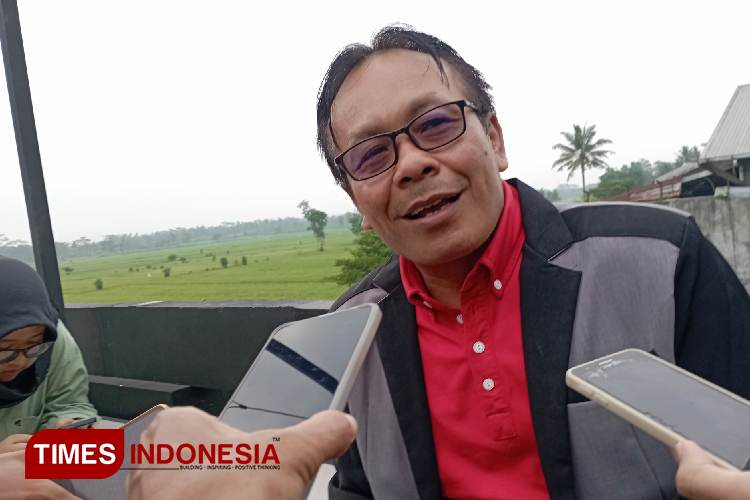 Foto AKepala Desa Talok, Agus Harianto, saat memberikan penjelasan mengenai putusan tidak netral dari Bawaslu Kabupaten Malang, Senin (11/11/2024). (Foto: Amin/TIMES Indonesia)