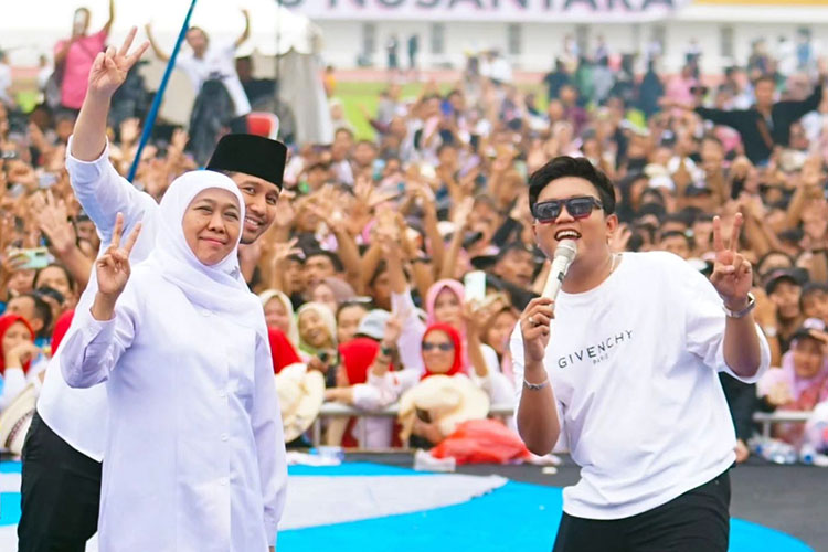 Denny Caknan saat menjadi bintang tamu dalam kampanye akbar Khofifah-Emil di Jember Sport Garden, Minggu (10/11/2024). (FOTO: Dok.Tim KIP)