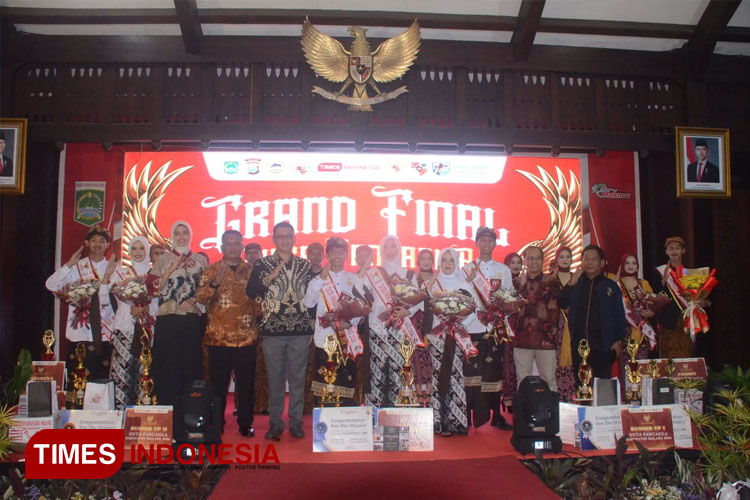 Para duta terpilih peraih penghargaan Duta Pancasila Kabupaten Malang 2024, menerima apresiasi dan hadiah, ajang Grand Final Duta Pancasila, di Pendopo Panji, Kantor Bupati Malang, Minggu (10/11/2024). (FOTO: Adhitya Hendra/TIMES Indonesia)