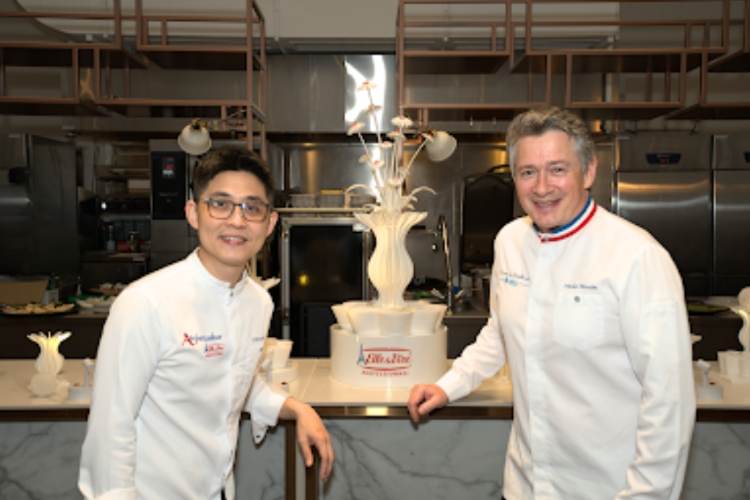 Chef Nicolas Boussin, Meilleur Ouvrier de France 2000 dan Chef Pastry Eksekutif di Elle & Vire Professionnel®; Chef Ko Wai Chong, Duta Chef Elle & Vire Professionnel® untuk Malaysia dan Pendiri C3 Lab. (Foto: Elle & Vire Professionnel®)