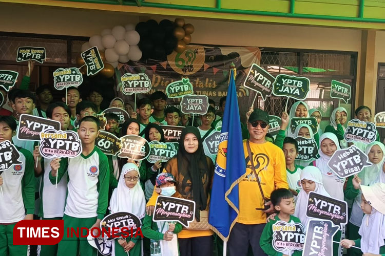 Kepala Sekolah YPTB Malang Gaby Rosa Ramadhani berfoto bersama siswa saat perayaan HUT ke-60 YPTB Malang, Minggu (10/11/2024). (FOTO: Sofyan Saqi Futaki/TIMES Indonesia)