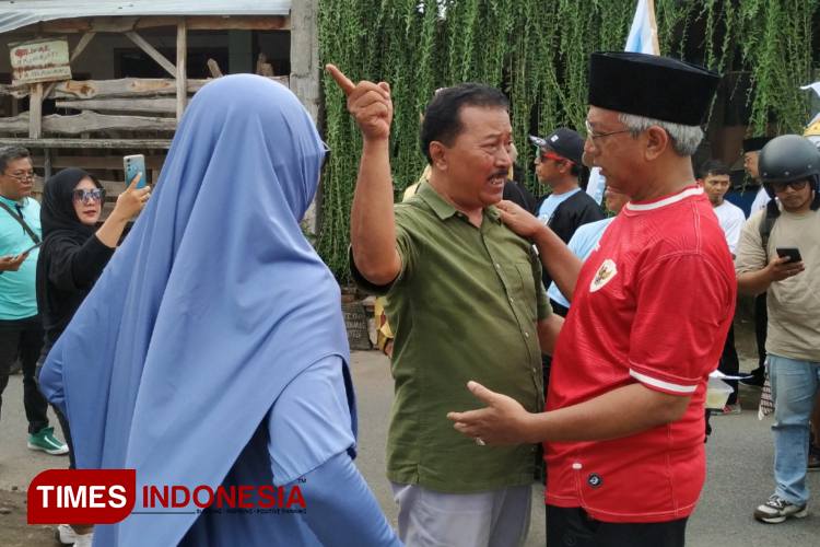 Calon Wakil Wali Kota Kediri KH Qowimmudin Thoha saat menyapa salah satu warga di Kelurahan Bandar Kidul (yobby/Times Indonesia)