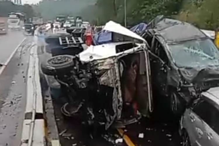 Tabrakan Beruntun di Tol Purbaleunyi Km 92, Jalur Bandung-Jakarta Ditutup Total
