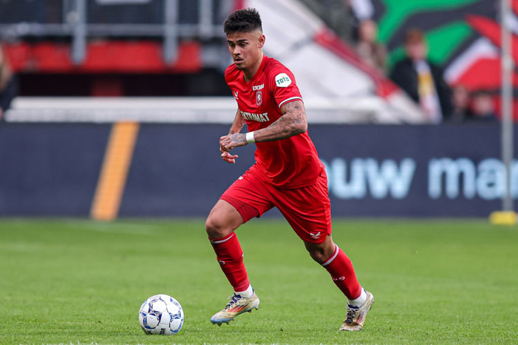 Mees Hilgers bermain sebagai starter kala Twente bermain imbang 2-2 melawan Ajax Amsterdam dalam laga pekan 12 Eredivisie 2024/2025, Minggu (10/11/2024) malam WIB. (Foto: Bas Everhard & Orange Pictures/fctwente Official)