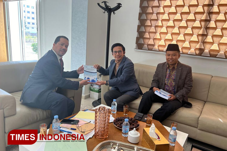 Muhammad Fauzinudin Faiz, dosen Universitas Islam Negeri Kiai Haji Achmad Siddiq (UIN KHAS) Jember, menerima penghargaan berupa dua buku kompilasi fikih (FOTO: Dokumen pribadi for TIMES Indonesia) 