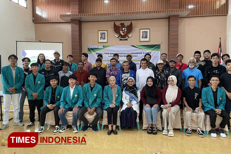Sosialisasi dan Pelatihan Pembuatan Antiseptik Herbal kepada peternak sapi perah di Balai Desa Pandesari. (FOTO: AJP TIMES Indonesia)B: Penyerahan cinderamata kepada Kepala DesaC: Foto bersama dosen pembimbing