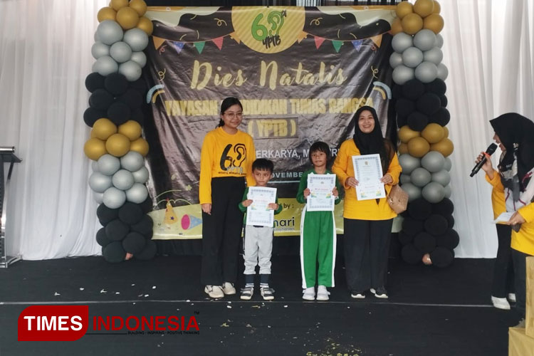Pemberihan-hadiah-dan-piagam.jpg