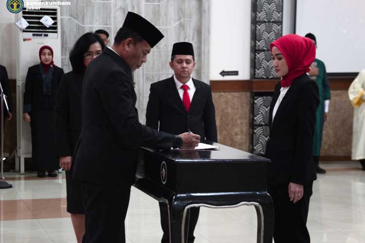 Pengambilan sumpah dan janji yang dipimpin oleh Kakanwil Kemenkumham Jawa Barat, Masjuno, meliputi pelantikan warga negara baru, PAW MPDN, dan Notaris Pengganti (Foto: Humas Kemenkumham Jabar)