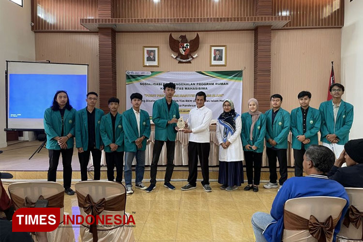 Penyerahan-cinderamata.jpg