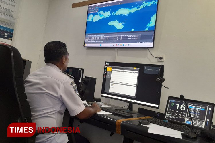 Petugas SROP Waingapu saat memantau lalu lintas kapal diperairan NTT. (FOTO: Habibudin/TIMES Indonesia)