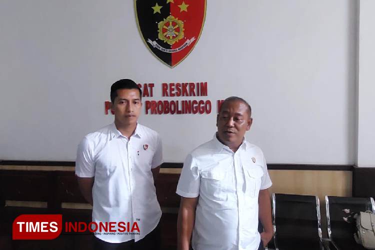 Kasat Reskrim AKP Didik bersama kanit tipikor usai amankan dua terduga penggelapan retribusi pasar hewan Probolinggo. (Foto: Rizky Putra Dinasti/TIMES Indonesia).